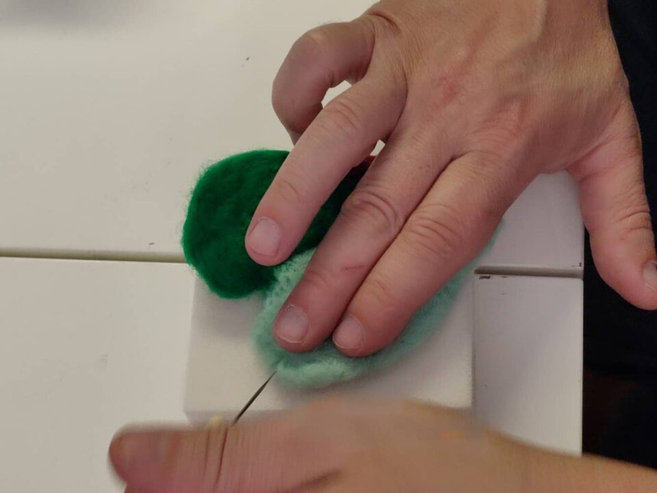 Création d'un petit cœur feutré en laine cardée à l'aiguille